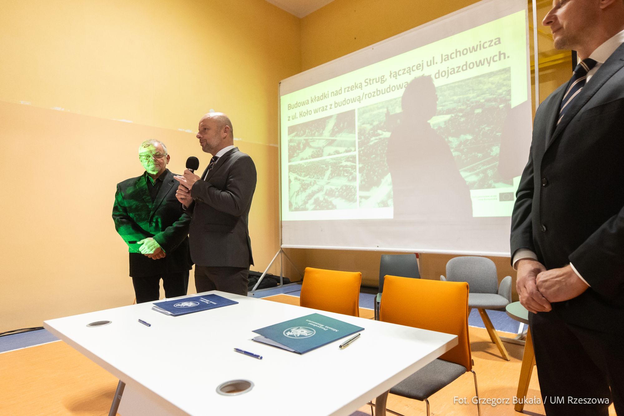 zdjęcie z podpisania umowy na nową inwestycję na os. Drabinianka w Rzeszowie, fot. Grzegorz Bukała, Urząd Miasta Rzeszowa